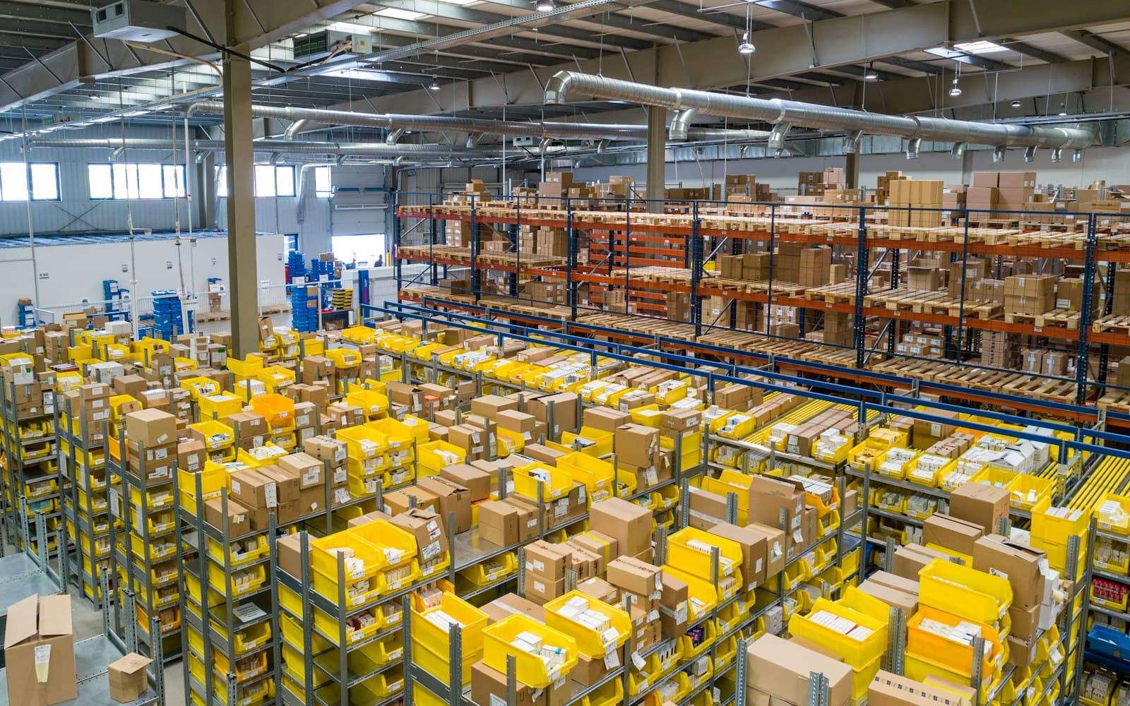 Distributiecentrum van bovenaf met stellingen vol dozen